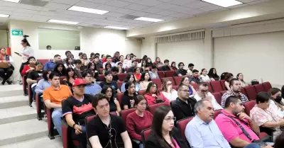 J�venes universitarios de la UABC