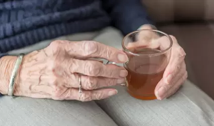 mano, anciana, personas mayores, vejez, abuela