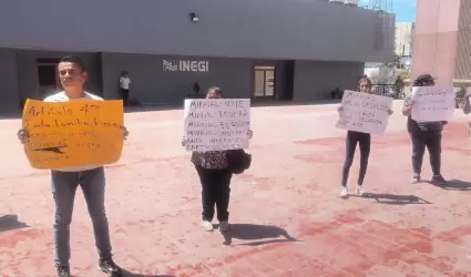 Habitantes de la invasi�n Miraval se manifiestan