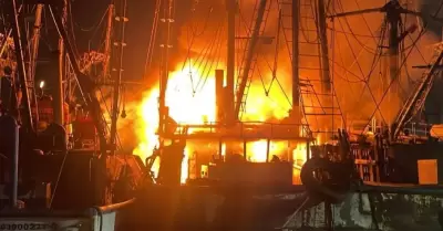 Incendio de barcos camaroneros en Mazatl�n