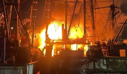 Incendio de barcos camaroneros en Mazatl�n
