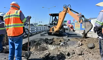 Reparaci�n de pozo de visita en Eje Central y L�zaro C�rdenas