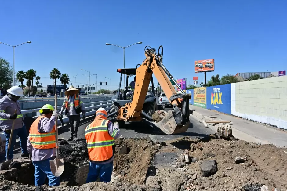 Reparaci�n de pozo de visita en Eje Central y L�zaro C�rdenas
