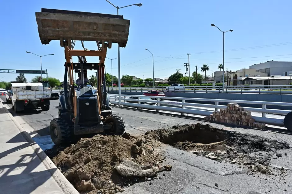 Reparaci�n de pozo de visita en Eje Central y L�zaro C�rdenas