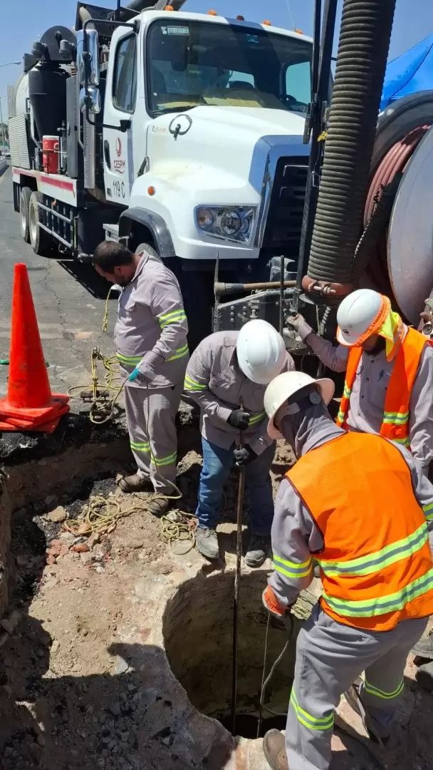 Reparaci�n de pozo de visita en Eje Central y L�zaro C�rdenas