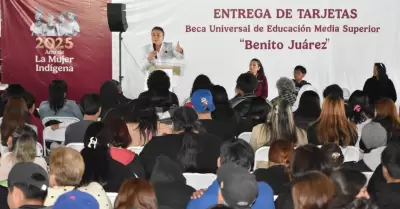 Entrega de Becas Benito Ju�rez para estudiantes de preparatoria