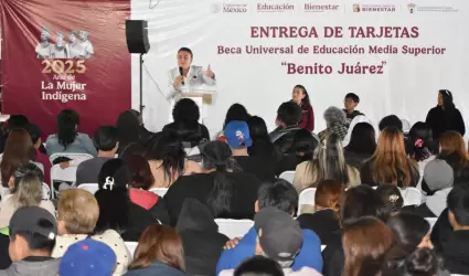 Entrega de Becas Benito Ju�rez para estudiantes de preparatoria
