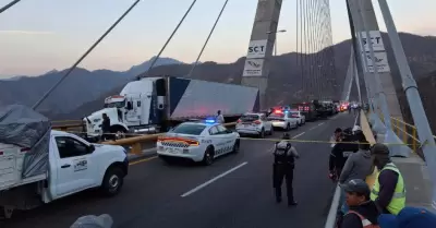 Tr�iler sin frenos arrolla a polic�as