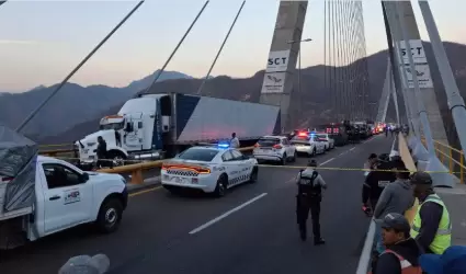 Tr�iler sin frenos arrolla a polic�as