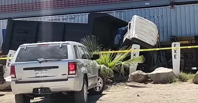 Dompe intenta ganarle el paso al tren, en San Pedro