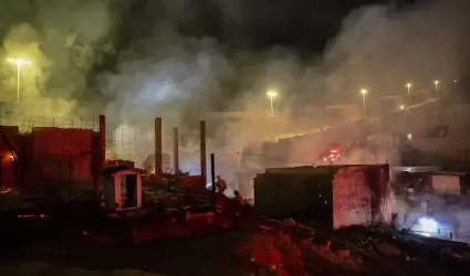 Bomberos atienden incendio de seis viviendas en colonia Nido de las �guilas