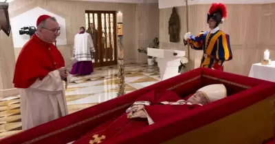 F�retro con el cuerpo del papa Francisco