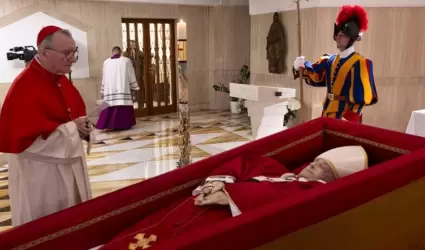 F�retro con el cuerpo del papa Francisco