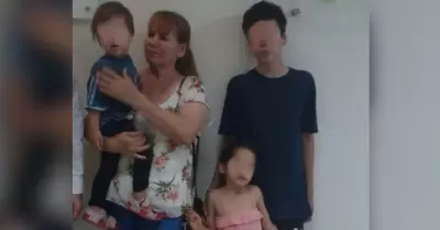 Menores rescatados del techo de una vivienda