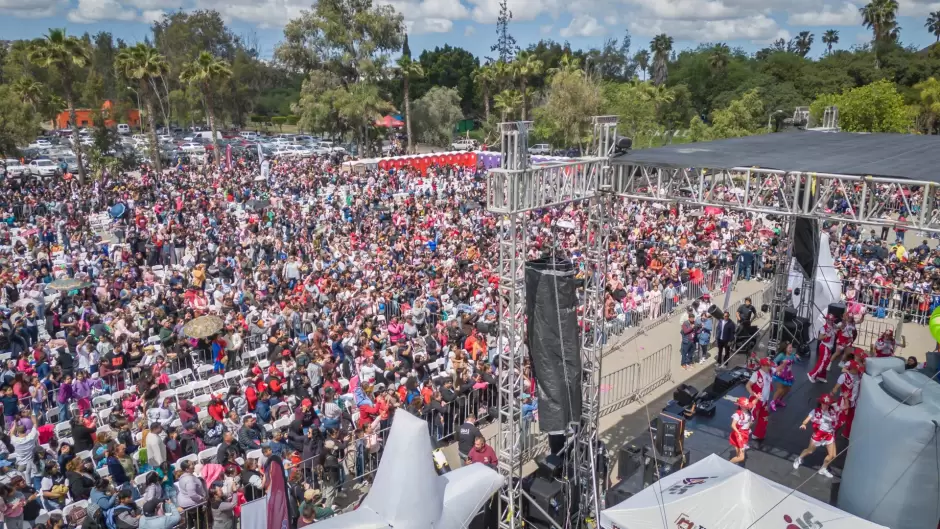 Celebraci�n del D�a de la Ni�a y el Ni�o con concierto de Tatiana