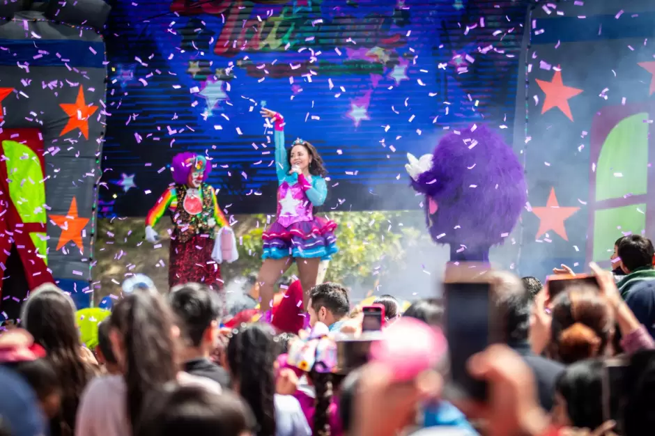 Celebraci�n del D�a de la Ni�a y el Ni�o con concierto de Tatiana