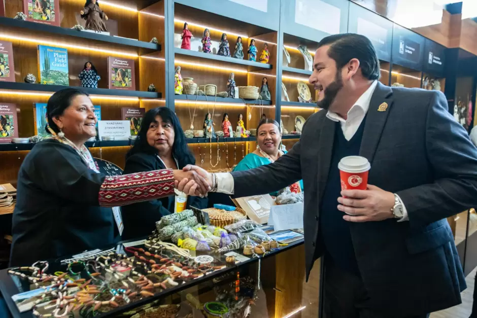 Recibe presidente Ismael Burgue�o distintivo Nivel de Calidad Oro para Tijuana