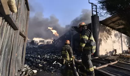 Incendio en f�brica de aerosoles en Tlaquepaque