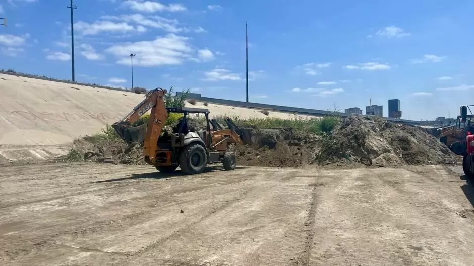 Trabajos de limpieza en la canalizaci�n del r�o Tijuana
