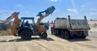 Trabajos de limpieza en la canalizaci�n del r�o Tijuana