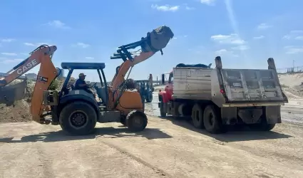 Trabajos de limpieza en la canalizaci�n del r�o Tijuana