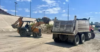 Trabajos de limpieza en la canalizaci�n del r�o Tijuana