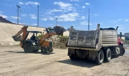 Trabajos de limpieza en la canalizaci�n del r�o Tijuana