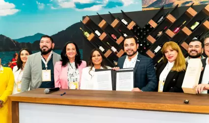 Firma con Los Cabos