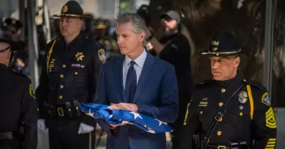 Gobernador Newsom rinde homenaje a oficiales ca�dos en ceremonia estatal