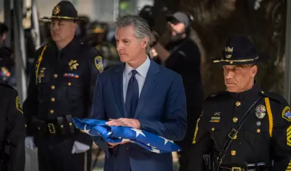 Gobernador Newsom rinde homenaje a oficiales ca�dos en ceremonia estatal