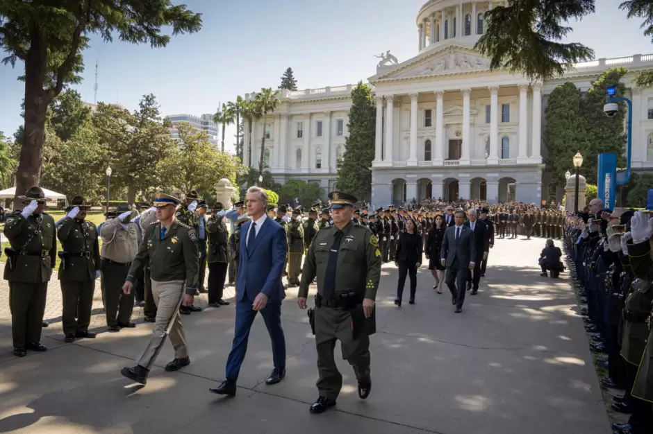 Gobernador Newsom rinde homenaje a oficiales ca�dos en ceremonia estatal