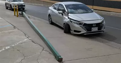 Conductor choca contra poste en el bulevar Garc�a Morales