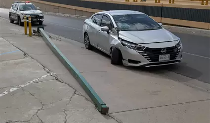 Conductor choca contra poste en el bulevar Garc�a Morales