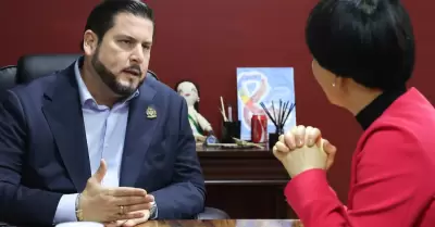 Ismael Burgue�o con C�nsul General de la Rep�blica Popular China en Tijuana