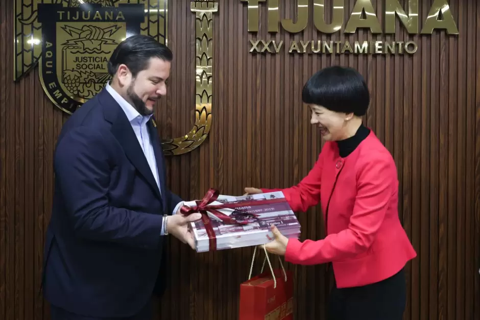 Ismael Burgue�o con C�nsul General de la Rep�blica Popular China en Tijuana