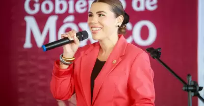 Entrega de tarjetas "J�venes Escribiendo el Futuro" en beneficio de estudiantes 