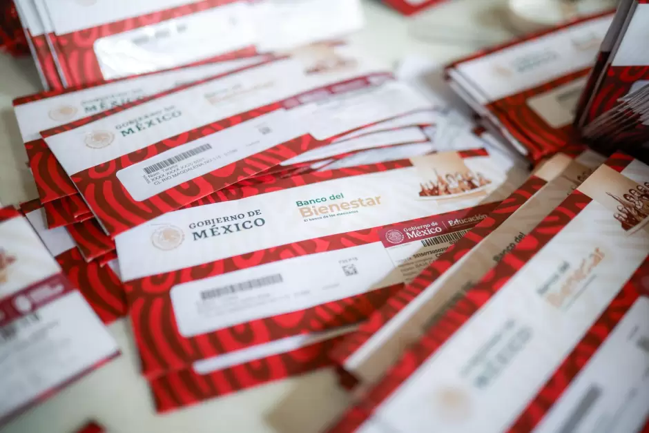 Entrega de tarjetas "J�venes Escribiendo el Futuro" en beneficio de estudiantes universitarios