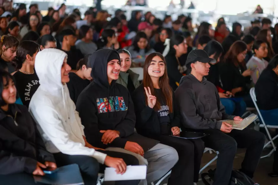 Entrega de tarjetas "J�venes Escribiendo el Futuro" en beneficio de estudiantes universitarios