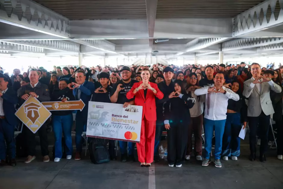 Entrega de tarjetas "J�venes Escribiendo el Futuro" en beneficio de estudiantes universitarios