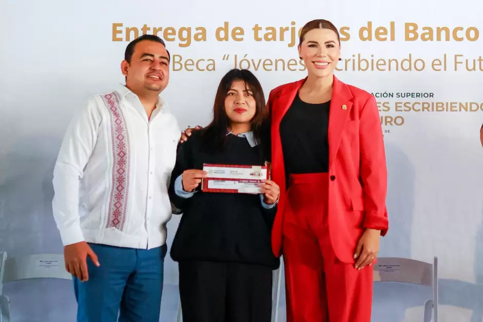 Entrega de tarjetas "J�venes Escribiendo el Futuro" en beneficio de estudiantes universitarios