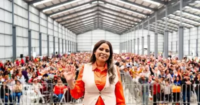 Festeja Claudia Agat�n con Amor en Grande a 2 mil 500 mam�s ensenadenses