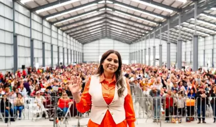 Festeja Claudia Agat�n con Amor en Grande a 2 mil 500 mam�s ensenadenses
