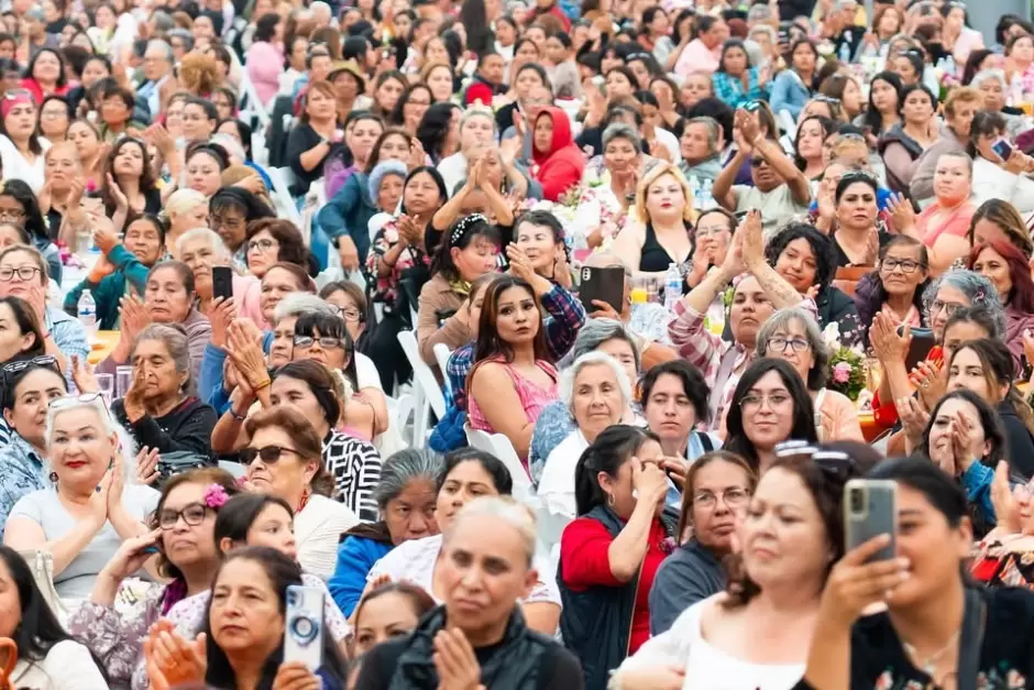 Festeja Claudia Agat�n con Amor en Grande a 2 mil 500 mam�s ensenadenses