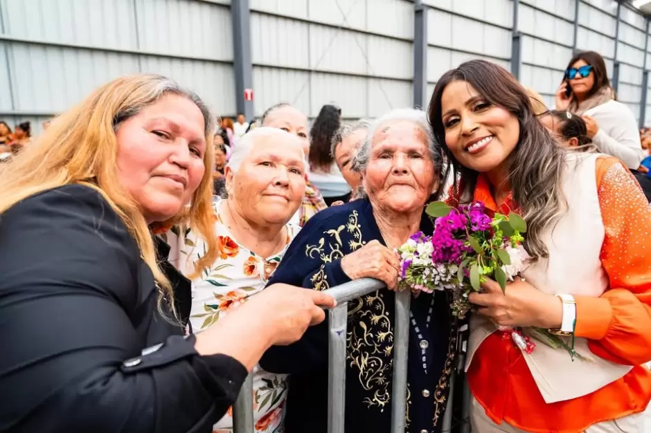 Festeja Claudia Agat�n con Amor en Grande a 2 mil 500 mam�s ensenadenses