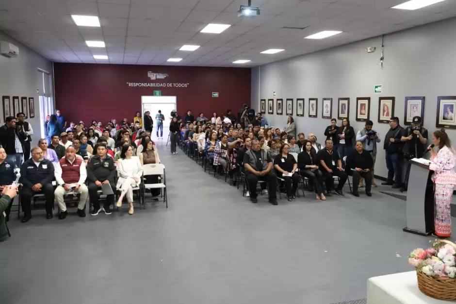 27 Aniversario de la L�nea de Intervenci�n en Crisis 075