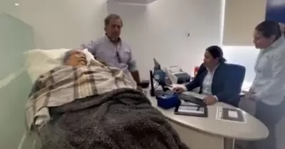 Mujer de 96 a�os tiene que acudir en camilla al banco para poder cobrar su pensi