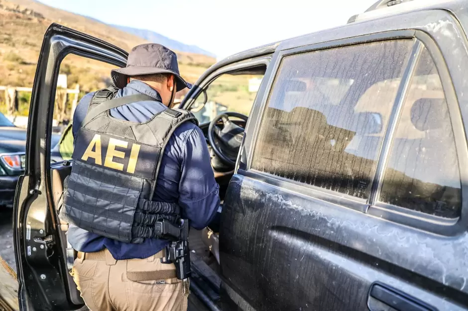 Veh�culos asegurados durante cateo en investigaci�n por robo de veh�culos