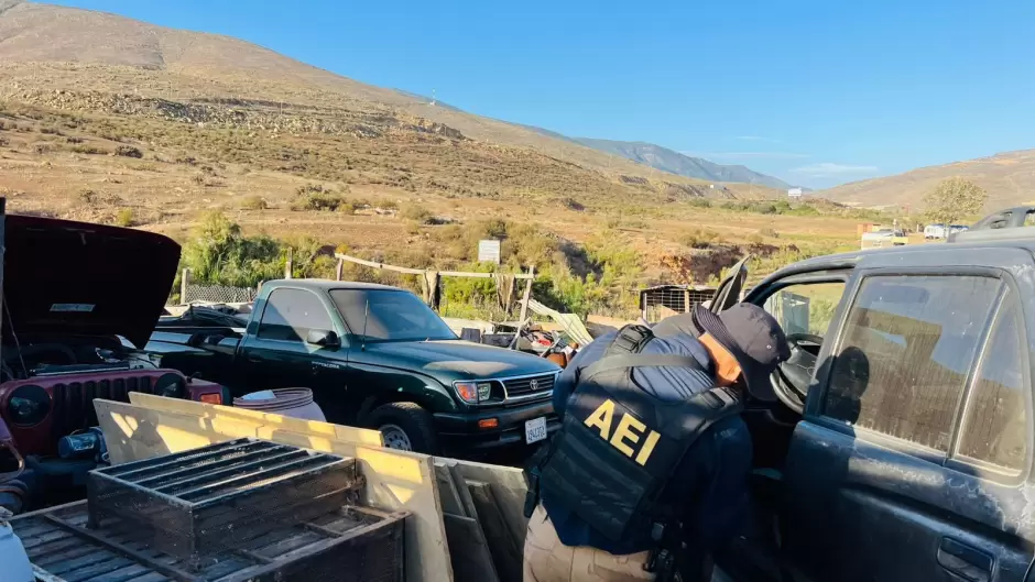 Veh�culos asegurados durante cateo en investigaci�n por robo de veh�culos