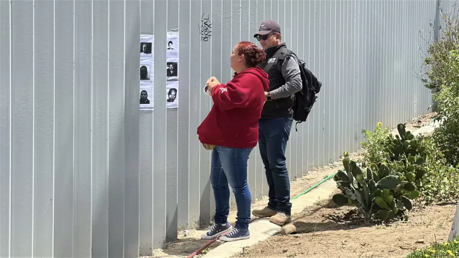 Muro de la frontera se llena de rostros; madres buscadoras lo transforman en memorial de desaparecidos