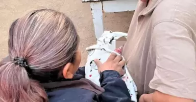 Polic�as auxilian a mujer que dio a luz